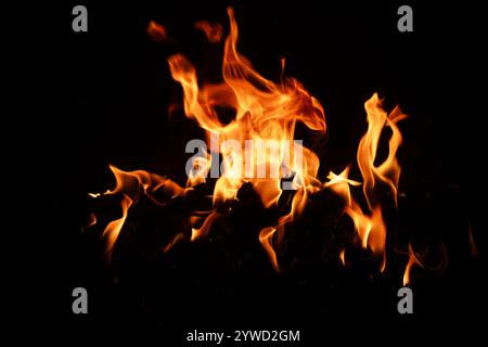 Textur des Feuers auf schwarzem Hintergrund. Abstrakter Hintergrund der Feuerflamme. Großes Feuer. Flamme Feuer Flamme Textur Hintergrund Stockfoto