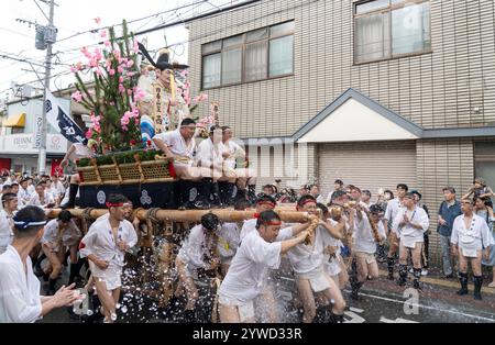 Hakata Gion Yamakasa, Fukuoka City, Kyushu, Japan. Bei diesem Festival, das zum UNESCO-Weltkulturerbe gehört, tragen Männer tragbare Schreine Stockfoto