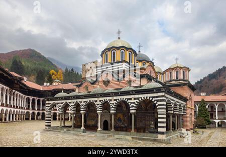 Malerisches Kloster Rila in den Herbstbergen Bulgariens Stockfoto