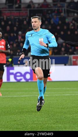 Leverkusen, Nordrhein-Westfalen, Deutschland. Dezember 2024. Schiedsrichter SLAVKO VINCIC läuft am 6. Spieltag der UEFA Champions League zwischen Bayer Leverkusen und Inter Mailand am 10. Dezember 2024 in der BayArena in Leverkusen. (Kreditbild: © Kai Dambach/ZUMA Press Wire) NUR REDAKTIONELLE VERWENDUNG! Nicht für kommerzielle ZWECKE! Stockfoto