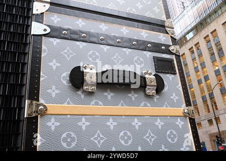 Die Luxusmarke Louis Vuitton bedeckte am 10. Dezember 2024 auf der Fifth Avenue in New York City, NY, USA, ihr modischstes Gerüst mit ikonischen Gepäckkoffern. Foto: Charles Guerin/ABACAPRESS. COM Credit: Abaca Press/Alamy Live News Stockfoto