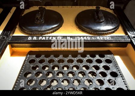 Kohlebefeuerte Dampfgeneratoren im Museum Goedang Ransoem, die während des Kolonialabbaus in Sawahlunto, West Sumatra, Indonesien, zum Kochen genutzt wurden. Stockfoto