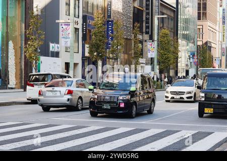 TOKIO, JAPAN - 3. Dezember 2024: Taxis und andere Fahrzeuge auf einer Hauptstraße in Tokios Ginza. Stockfoto