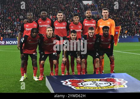 Teamfoto Bayer 04 Leverkusen vor dem Championsleague Spiel gegen Inter Mailand. Hintere Reihe v.l.n.r. Nordi Mukiele, Edmond Tapsoba, Granit Xhaka, Piero Hincapie, Jonathan Tah, Torhueter Matej Kovar. Vordere Reihe v.l.n.r. Jeremie Frimpong, Alejandro Grimaldo, Ezequiel Palacios, Florian Wirtz, Nathan Tella ( alle Bayer 04 Leverkusen ). Deutschland, Bayer 04 Leverkusen vs Inter Mailand, Fussball, UEFA Champions League, Ligaphase, Spielzeit 2024/2025, 10.12.2024 DFL-VORSCHRIFTEN VERBIETEN DIE VERWENDUNG VON FOTOGRAFIEN ALS BILDSEQUENZEN UND/ODER QUASI-VIDEO Foto: Eibner-Pressefoto/Thomas Thienel Stockfoto