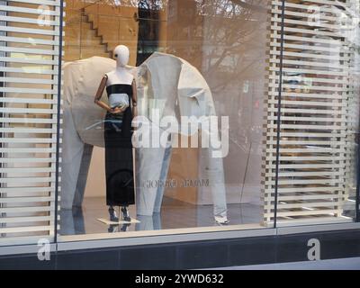 TOKIO, JAPAN - 5. Dezember 2024: Ausstellung im Fenster des Giorgio Armani Stores in Omotesando mit Tiermodellen. Stockfoto