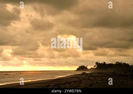 Regenwolken über dem Indischen Ozean sind von einem Strand in Bengkulu, Indonesien, zu sehen. Stockfoto