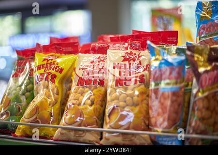 Bier-Snack, Erdnüsse JEGA in Glasur mit dem Geschmack von geschmolzenem Käse, Zwiebeln. Nüsse in bunten Paketen in einem Regal in einem Supermarkt. Bischkek, Kirgisistan - Stockfoto