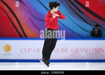 Der chinesische Dai Dawei tritt in den Herren-Singles Free Skating an. Chongqing, China. 23. November 2024. Der große Preis des China Cup World Eiskunstlauf 2024 endete am Abend des 23. November 2024 in Chongqing. Quelle: He Penglei/China News Service/Alamy Live News Stockfoto