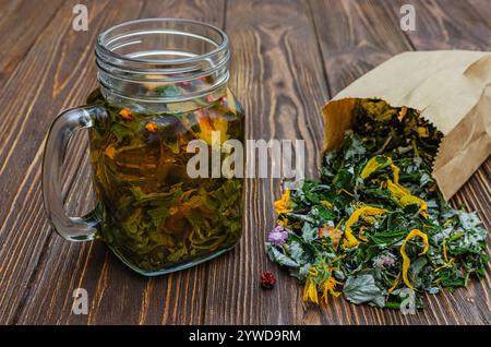 Kräutertee aus getrockneten Himbeeren, Birnen, Äpfeln, Zitronenmelisse, Hagebutten, weißdorn und Malve. Stockfoto