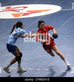 Neu-Delhi, Indien. Dezember 2024. Hou Changqing (R) aus China tritt während des Spiels zwischen China und Indien bei der Asiatischen Handball-Meisterschaft der Frauen in Neu-Delhi, Indien, am 10. Dezember 2024 an. Quelle: Str/Xinhua/Alamy Live News Stockfoto