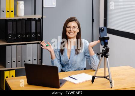 Videokonferenz Und Schulung. Klasse verschiedener Schüler, die per Fernzugriff online über die Web-App lernen. Lehrerin, die Unterricht mit Laptop, Aufnahme gibt Stockfoto