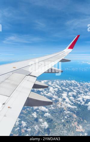 Toller Blick auf die Erde unter dem Flugzeugflügel Stockfoto