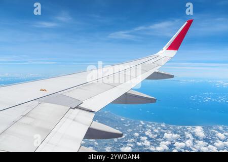 Toller Blick auf die Erde unter dem Flugzeugflügel Stockfoto