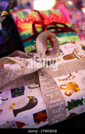 Hamburg, Deutschland. Dezember 2024. Weihnachtsgeschenke liegen auf einem Tisch. Quelle: Christian Charisius/dpa/Alamy Live News Stockfoto