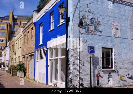 Oben, oben und weg von Johny Midnight Wandgemälde auf der Terrasse in der Nähe von Francis Bacon Haus in Reece Mews und Kendrick Mews in South Kensington, London, England, Großbritannien Stockfoto