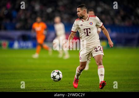 Gelsenkirchen, Deutschland. Dezember 2024. GELSENKIRCHEN, DEUTSCHLAND - 10. DEZEMBER: Raphael Guerreiro vom FC Bayern München dribbelt mit dem Ball während des UEFA Champions League 2024/25 Phase MD6 Spiels zwischen dem FC Shakhtar Donetsk und dem FC Bayern München am 10. Dezember 2024 in der Arena AufSchalke in Gelsenkirchen. (Foto: Rene Nijhuis/MB Media) Credit: MB Media Solutions/Alamy Live News Stockfoto