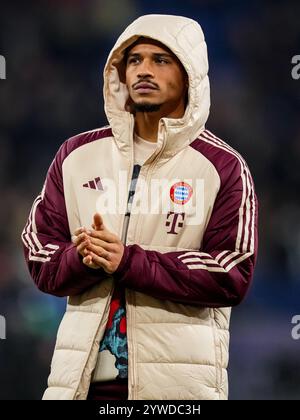 Gelsenkirchen, Deutschland. Dezember 2024. GELSENKIRCHEN, DEUTSCHLAND - 10. DEZEMBER: Leroy Sane vom FC Bayern München applaudiert nach dem Spiel der UEFA Champions League 2024/25 Phase MD6 zwischen dem FC Shakhtar Donetsk und dem FC Bayern München in der Arena AufSchalke am 10. Dezember 2024 in Gelsenkirchen. (Foto: Rene Nijhuis/MB Media) Credit: MB Media Solutions/Alamy Live News Stockfoto