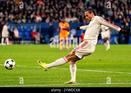 Gelsenkirchen, Deutschland. Dezember 2024. GELSENKIRCHEN, DEUTSCHLAND - 10. DEZEMBER: Leroy Sane vom FC Bayern München schießt beim Spiel der UEFA Champions League 2024/25 Phase MD6 zwischen dem FC Shakhtar Donetsk und dem FC Bayern München in der Arena AufSchalke am 10. Dezember 2024 in Gelsenkirchen. (Foto: Rene Nijhuis/MB Media) Credit: MB Media Solutions/Alamy Live News Stockfoto