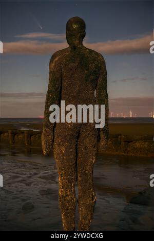 Anthony Gormley's Iron Giant aus der Kunstinstallation „Another Place“ mit Blick auf den Kometen 2023/A3 ATLAS Stockfoto