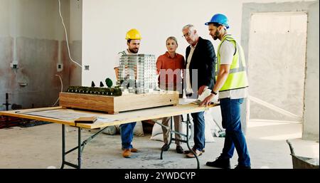 Engineering, Meeting und Mitarbeiter auf der Baustelle mit Modell-, Planungs- und Gebäudeentwicklung. Investor, Arbeiter und 3D-Anzeige auf dem Tisch für Stockfoto