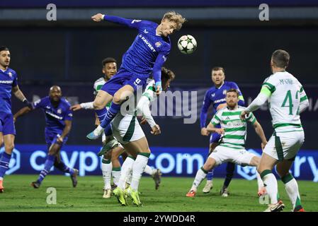 Zagreb, Kroatien. Dezember 2024. Maxime Bernauer (Top) von GNK Dinamo springt beim Spiel der UEFA Champions League zwischen GNK Dinamo und Celtic FC in Zagreb (Kroatien) am 10. Dezember 2024 um einen Kopfball. Quelle: Goran Stanzl/PIXSELL via Xinhua/Alamy Live News Stockfoto