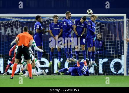 Zagreb, Kroatien. Dezember 2024. Die Spieler von GNK Dinamo verteidigen einen Freistoß von Nicolas Kuhn vom Celtic FC während des Spiels der UEFA Champions League zwischen GNK Dinamo und Celtic FC in Zagreb, Kroatien, am 10. Dezember 2024. Quelle: Sanjin Strukic/PIXSELL über Xinhua/Alamy Live News Stockfoto