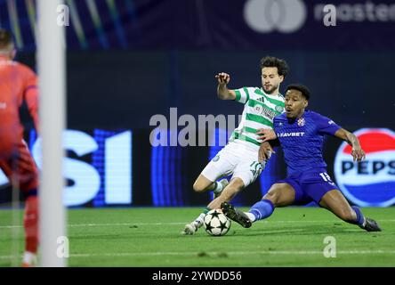 Zagreb, Kroatien. Dezember 2024. Nicolas Kuhn (L) von Celtic FC streitet mit Ronael Pierre-Gabriel von GNK Dinamo während des UEFA Champions League-Spiels zwischen GNK Dinamo und Celtic FC in Zagreb, Kroatien, 10. Dezember 2024. Quelle: Sanjin Strukic/PIXSELL über Xinhua/Alamy Live News Stockfoto