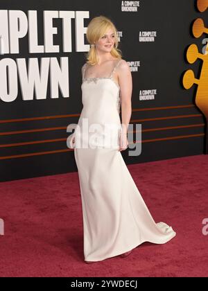 Dezember 2024, Hollywood, Kalifornien, USA: Elle Fanning nimmt an der Weltpremiere von „A Complete Unknown“ Teil (Foto: © Billy Bennight/ZUMA Press Wire) NUR ZUR REDAKTIONELLEN VERWENDUNG! Nicht für kommerzielle ZWECKE! Stockfoto