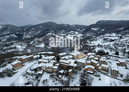 9. Dezember 2024 aus der Vogelperspektive von Vezzolacca, einem schneebedeckten Dorf im Arda-Tal, in der Nähe von Vernasca, in der Provinz piacenza, italien, während eines C Stockfoto