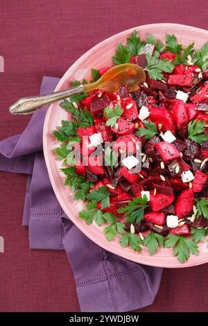 Ein nahrhafter Salat mit gerösteten Rüben, Petersilie, Fetakäse, Sonnenblumenkernen und Olivenöl. Stockfoto