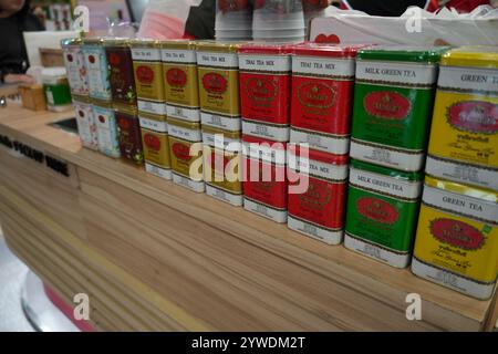 Bangkok, Thailand, 21. November 2024: ChaTraMue Tea Brand aus Thailand, Auswahl an thailändischen Teeboxen im Regal. Große Auswahl an thailändischem Tee im Cha Tra Mue St Stockfoto