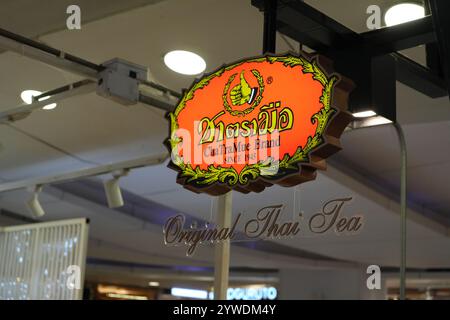 Bangkok, Thailand, 21. November 2024: Cha Tra Mue Schild. Cha Tra Mue ist ein berühmter thailändischer Teeshop, der 1945 gegründet wurde. Stockfoto