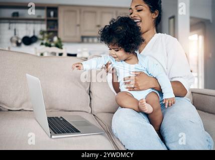 Mutter, Baby und Laptop zum Anschauen zu Hause, Streaming von Cartoons und Online-Comedy in der Lounge. Mama, Kinderbetreuung und drahtloses Netzwerk für lustig Stockfoto