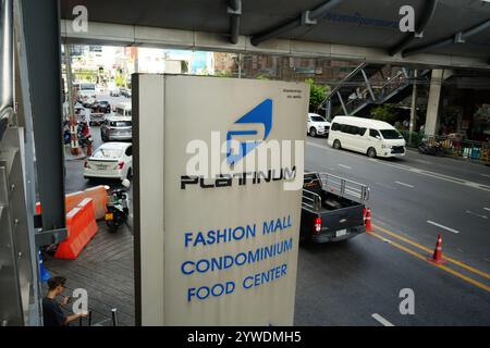 Bangkok, Thailand, 21. November 2024: Platinum Fashion Mall, Condominium und Food Center Schild Stockfoto