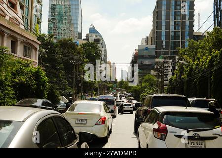 Bangkok, Thailand, 21. November 2024: Stau am Morgen auf der Straße in der Innenstadt von Bangkok, Thailand Stockfoto