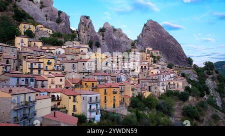 Eingebettet in ein atemberaubendes Tal, präsentiert Castelmezzano seine farbenfrohen Häuser vor dem Hintergrund von hohen Klippen. Dieses bezaubernde Dorf lädt zur Erkundung und Bewunderung seiner natürlichen Schönheit ein. Stockfoto