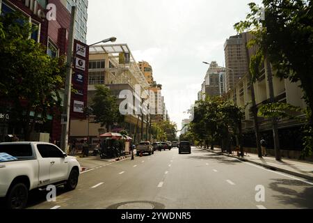 Bangkok, Thailand, 21. November 2024: bangkok fast leere Straße am Morgen Stockfoto