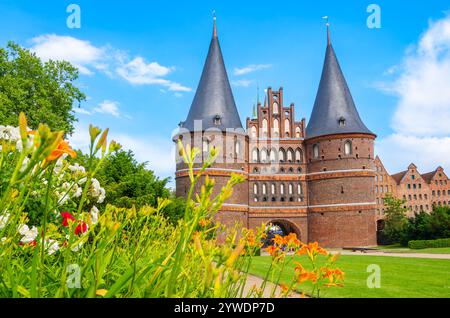 Lübecker Stadtbild mit Feldseite des Holstentors. Schleswig-Holstein, Deutschland Stockfoto