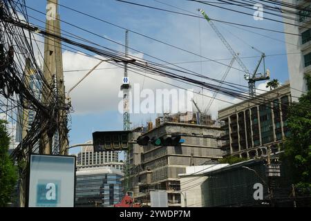 Bangkok, Thailand, 21. November 2024: Modernes Gebäude im Kranbau vor blauem Himmel - Bangkok Thailand Stockfoto