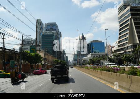 Bangkok, Thailand, 21. November 2024: Straßenverkehr auf der Bangkok Road. Autos auf den Straßen der Metropole. Bangkok, Thailand Stockfoto