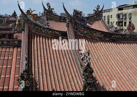 Nahaufnahme von kunstvollen Drachenmotiven und architektonischen Details im Fujian Hokkien Stil auf dem Dach des Dalongdong Baoan Tempels, Taipeh, Taiwan Stockfoto