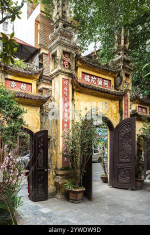 Vietnam, Hanoi, 10.02.2024, Architektur, alte Tür, Altstadt, chinesische Schriftzeichen, Foto von Jean-Yves Bardin Stockfoto