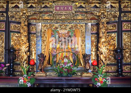 Reich verzierter Schrein für Matsu (Mazu), eine Meeresgöttin in der chinesischen Volksreligion und Schutzgottheit chinesischer Seeleute, im Dalongdong Baoan Tempel in Taipeh Stockfoto