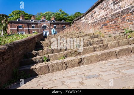 Ironbridge, Shropshire, Großbritannien, 22-06-2018. Die Treppe führt hinunter zum Fluss Severn an einem warmen sonnigen Tag. Ein einheimischer Mann macht einen Spaziergang. Stockfoto