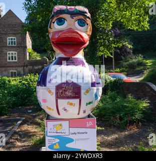 Ironbridge, Shropshire, Großbritannien, 22-06-2018. 'Lady Victoria', die letzte Ente auf einem Skulpturenpfad, die Spenden für lokale Wohltätigkeitsorganisationen sammelt. Stockfoto