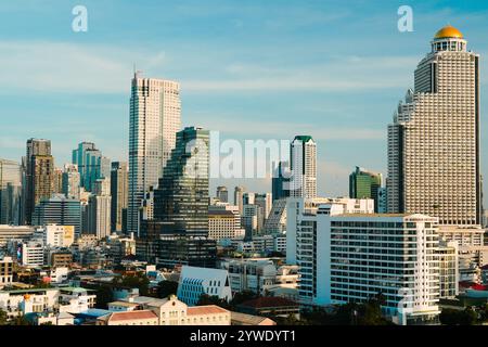 Bangkok, Thailand, 21. November 2024: Blick von der Dachterrasse, Reflexionen der Skyline der Stadt mit modernen Geschäftsgebäuden in Bangkok, Thailand. Stockfoto