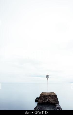 Langbelichtungsbild eines Schiffsmarkers und eines Pfanns am Dawlish Warren Beach in Devon an einem bewölkten Nachmittag Stockfoto