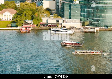 Bangkok, Thailand, 21. November 2024: Bootsfahrt auf dem Fluss Chao Phraya, Bangkok, Thailand. Stadtgebäude von Bangkok. Stockfoto