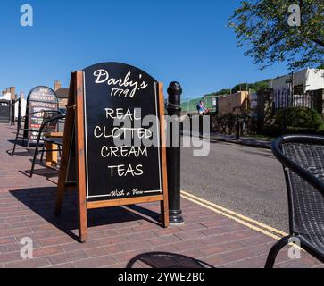 Ironbridge, Shropshire, Großbritannien, 22-06-2018. Ein Vintage-Brett mit der Werbung für „Real Clotted Cream Teas“, ein traditioneller englischer Snack. Stockfoto