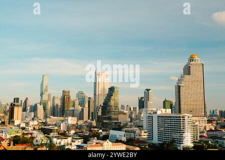 Bangkok, Thailand, 21. November 2024: Panorama-Skyline von Bangkok mit Slums im Vordergrund. Kontraste einer sich rasch entwickelnden Stadt- und ländergemeinde Stockfoto